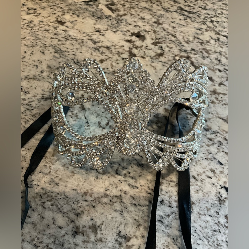 Elegant Silver Rhinestone Masquerade Mask